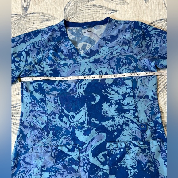 Carhartt Women’s size small blue patterned V neck scrub top nurse two pockets - Picture 6 of 7